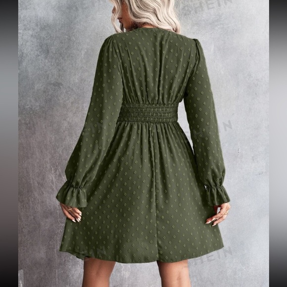 NWOT Elegant Green Long Sleeve Dress - Picture 2 of 3